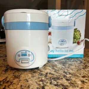 Aroma Mini Rice Cooker in White and Blue